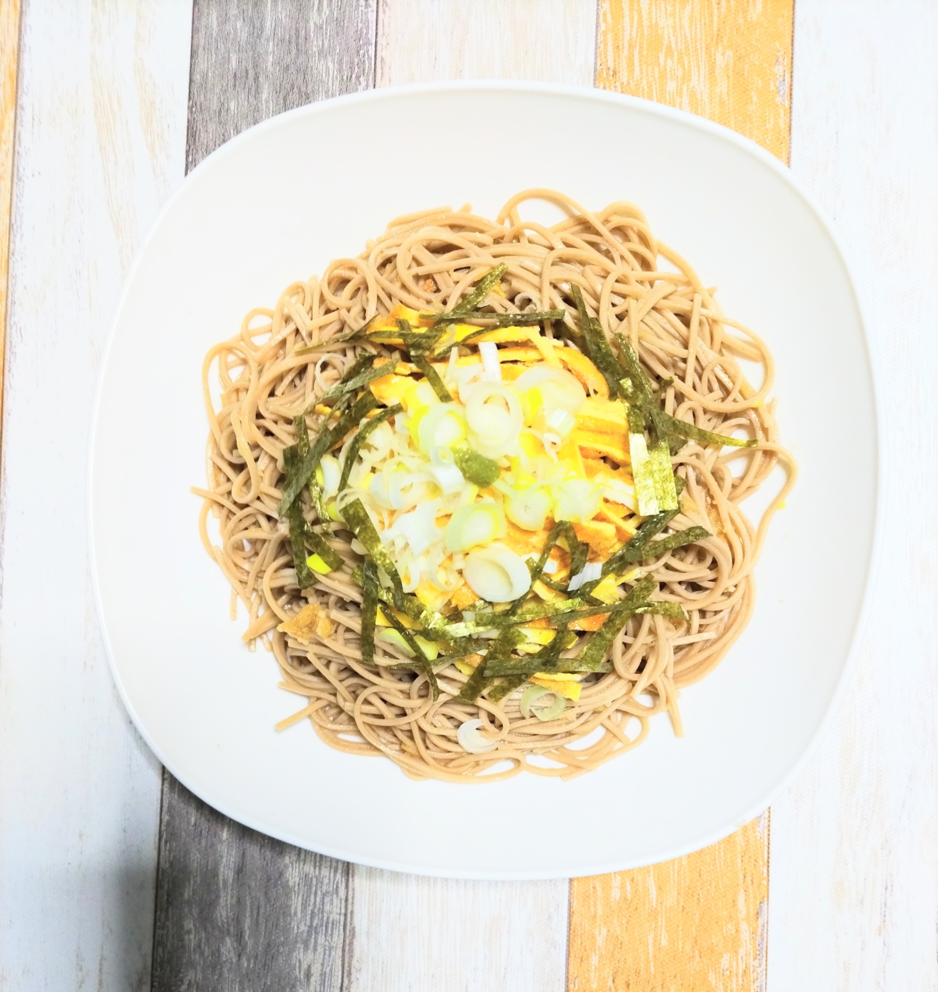 ゴマ油香る冷やし蕎麦錦糸卵乗せ