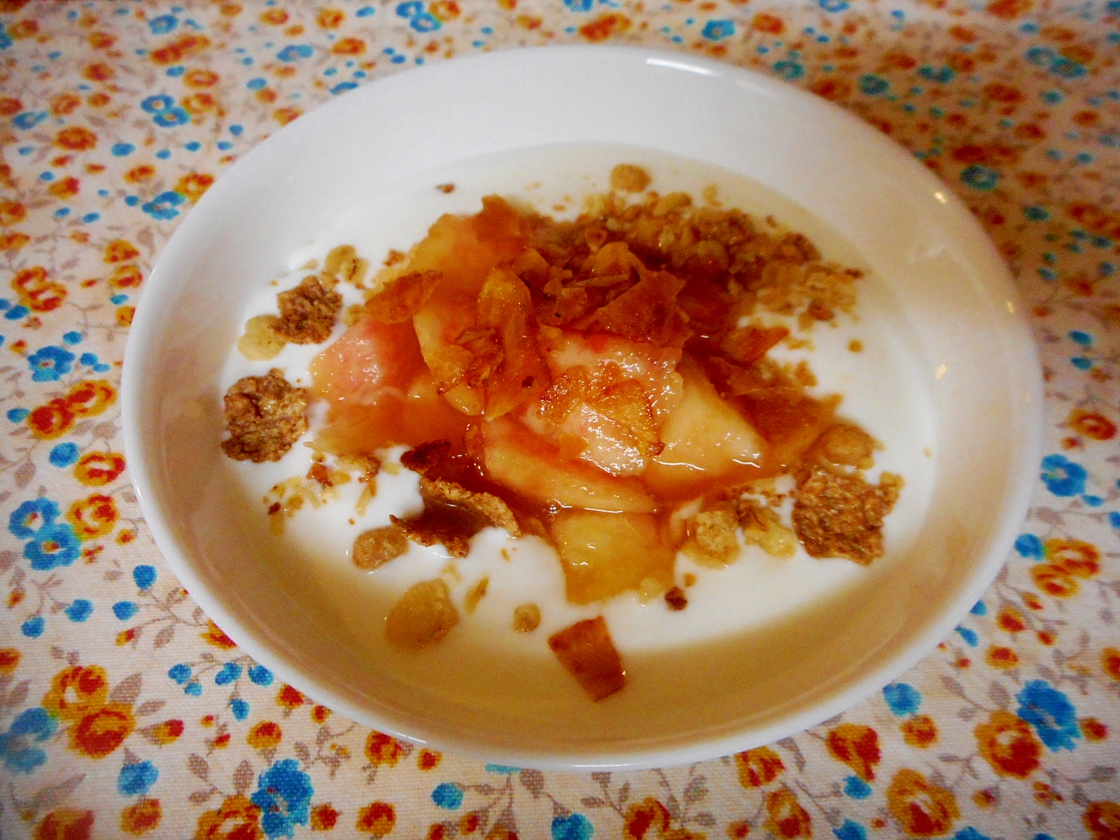 桃のマリネとバナナチップのグラノラヨーグルト