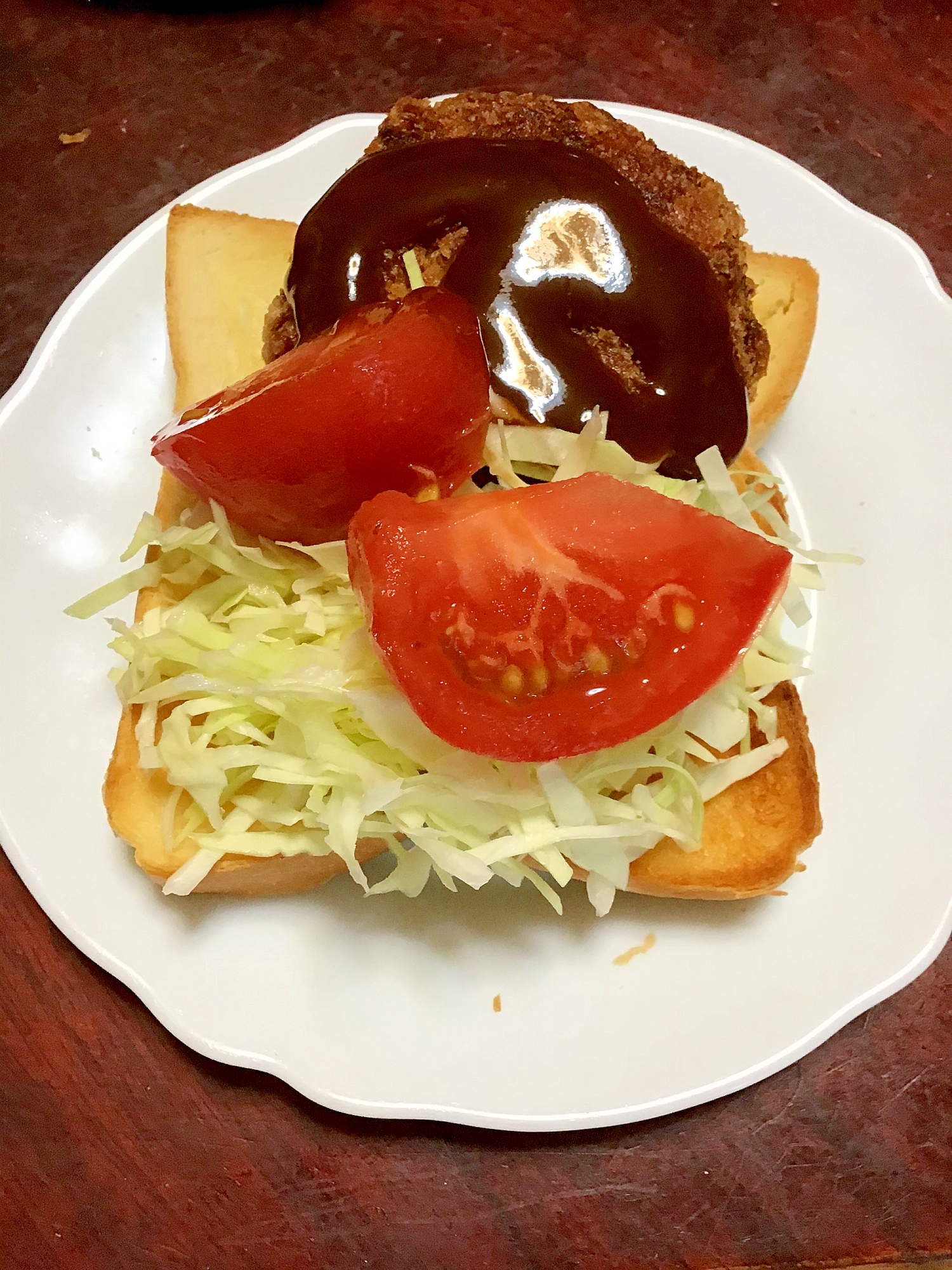 メンチとトマトとキャベツの食パンサンド。