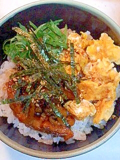 いり玉子と冷凍刻みうなぎで三色丼