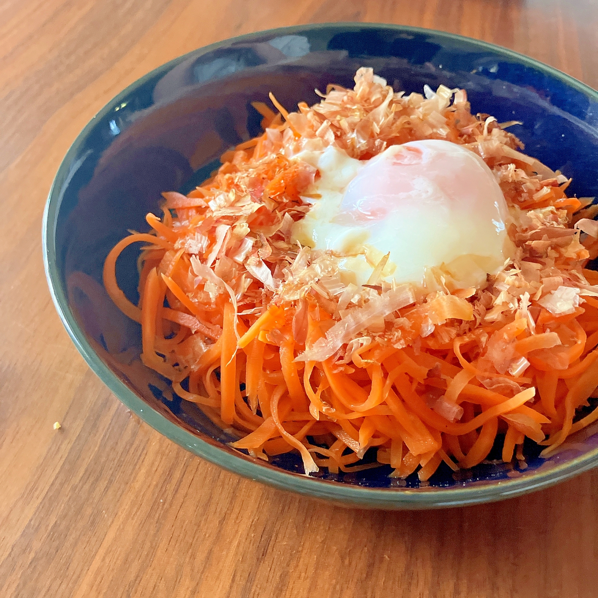 おかかが効いてる！にんじんの温玉サラダ