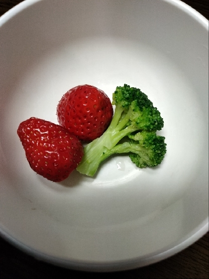 いちごとブロッコリーサラダ