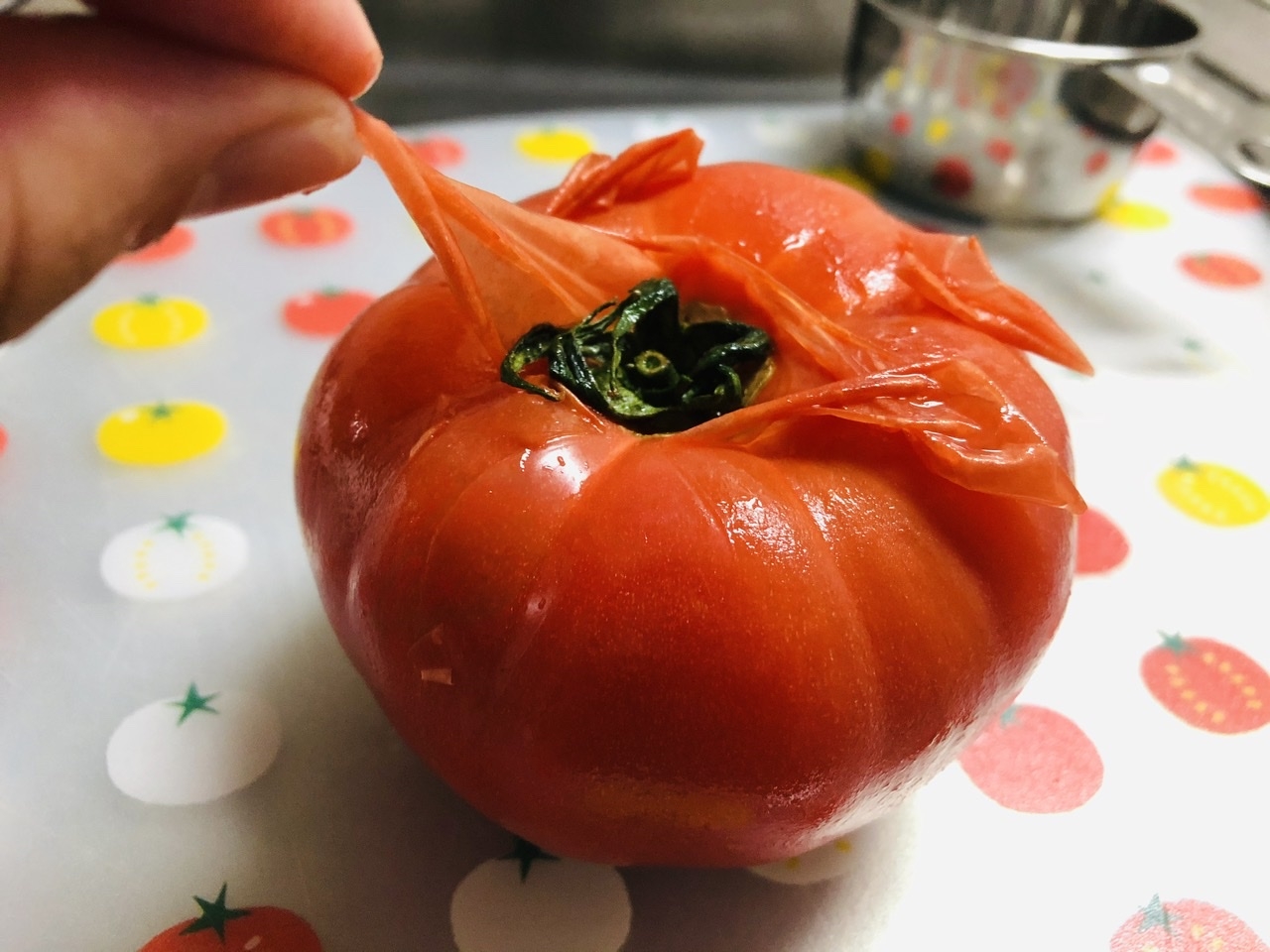 コンロの火を使わないトマトの皮むき