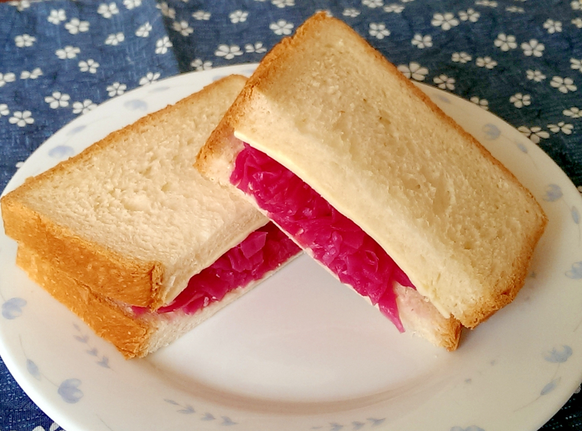 紫キャベツとチーズのサンドイッチ