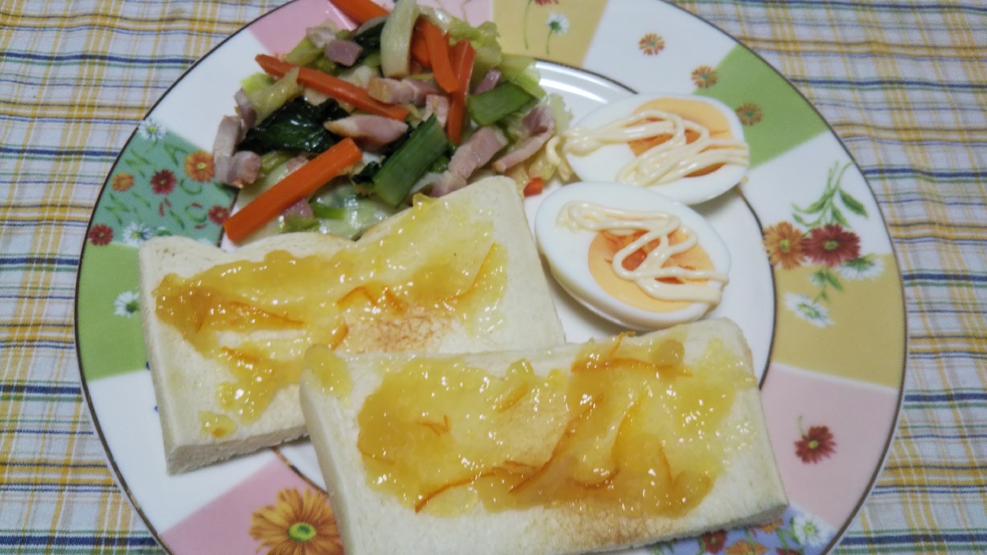 ベーコン野菜炒めとトーストと茹で卵の朝食☆