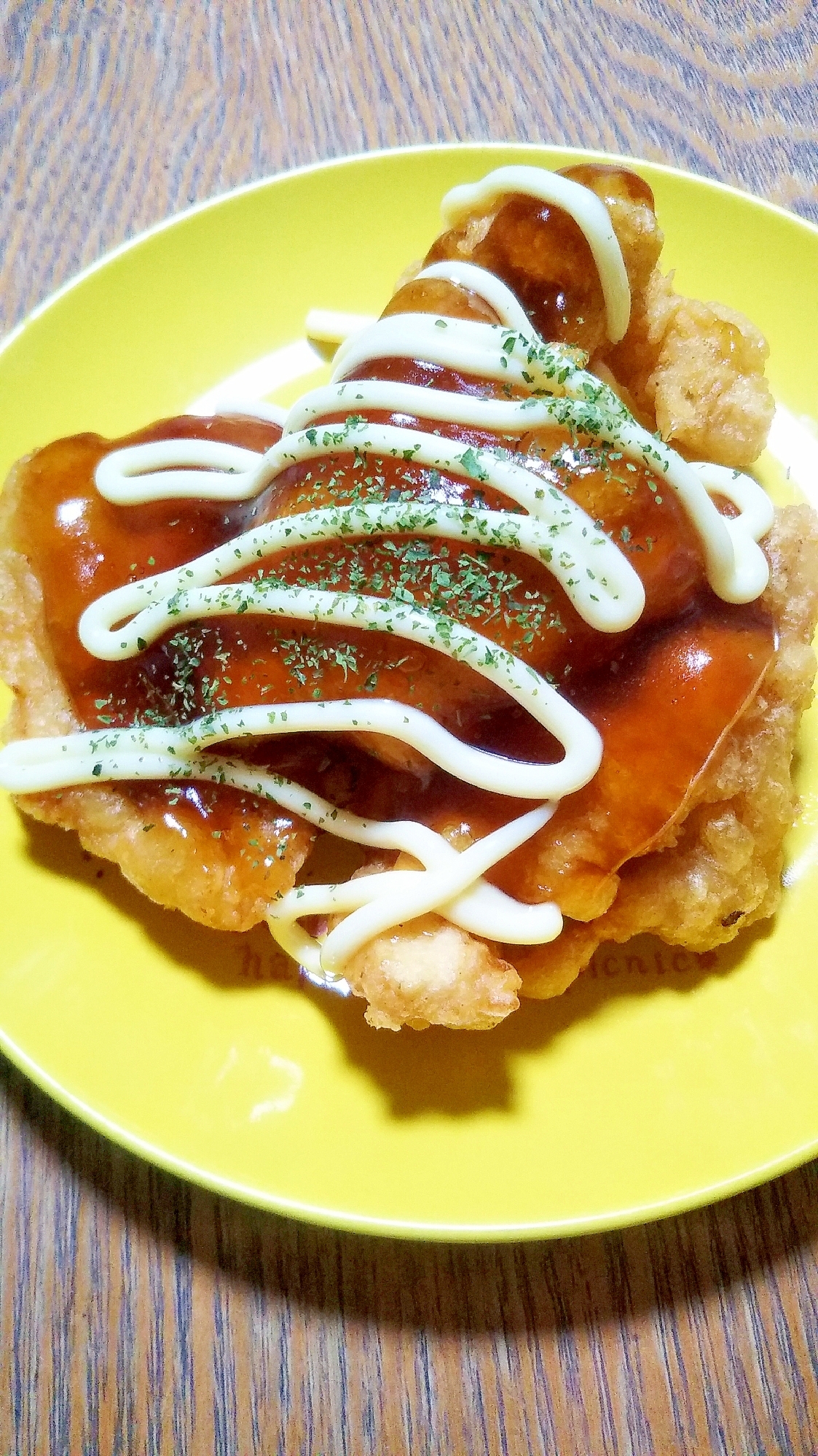 黄色い皿に盛り付けた甘酢チキン南蛮