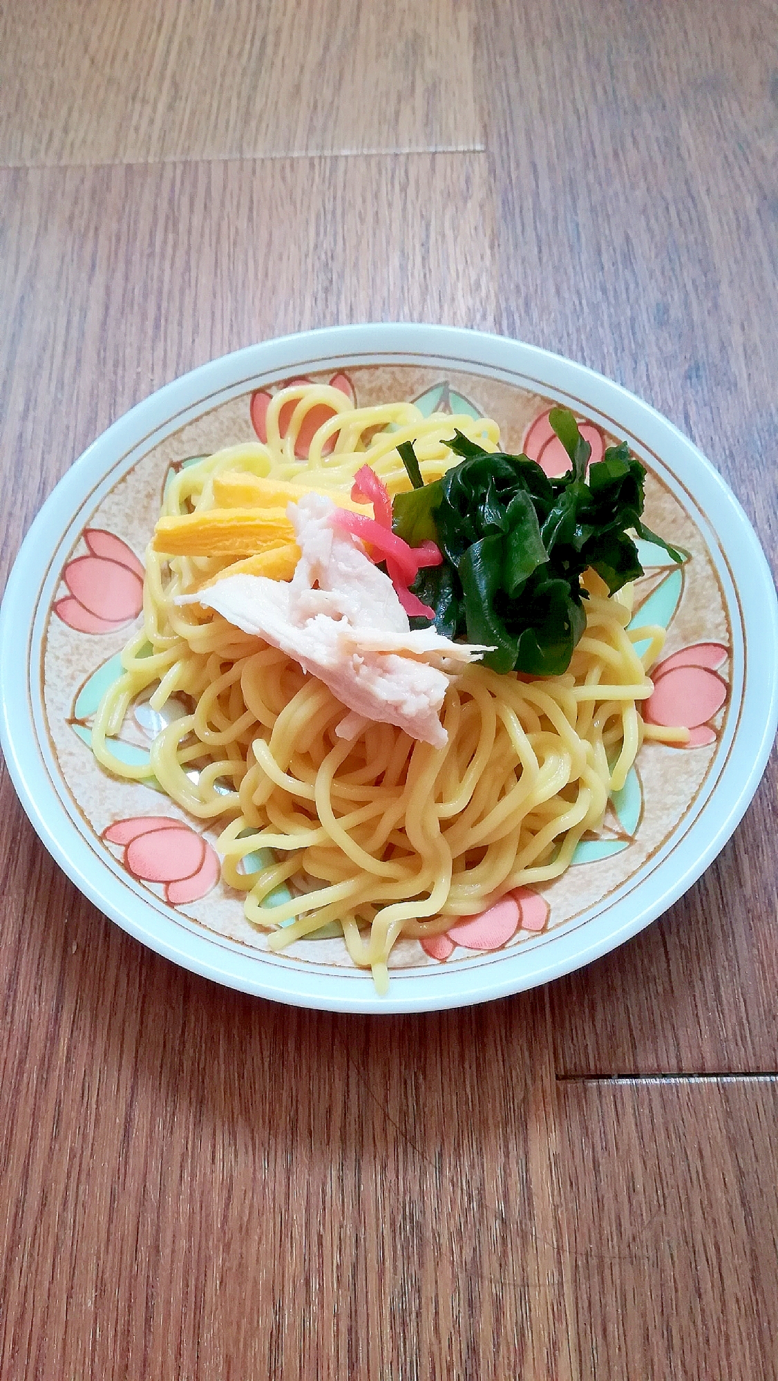 わかめと鶏ハムと錦糸玉子と紅しょうがのっけ中華麺