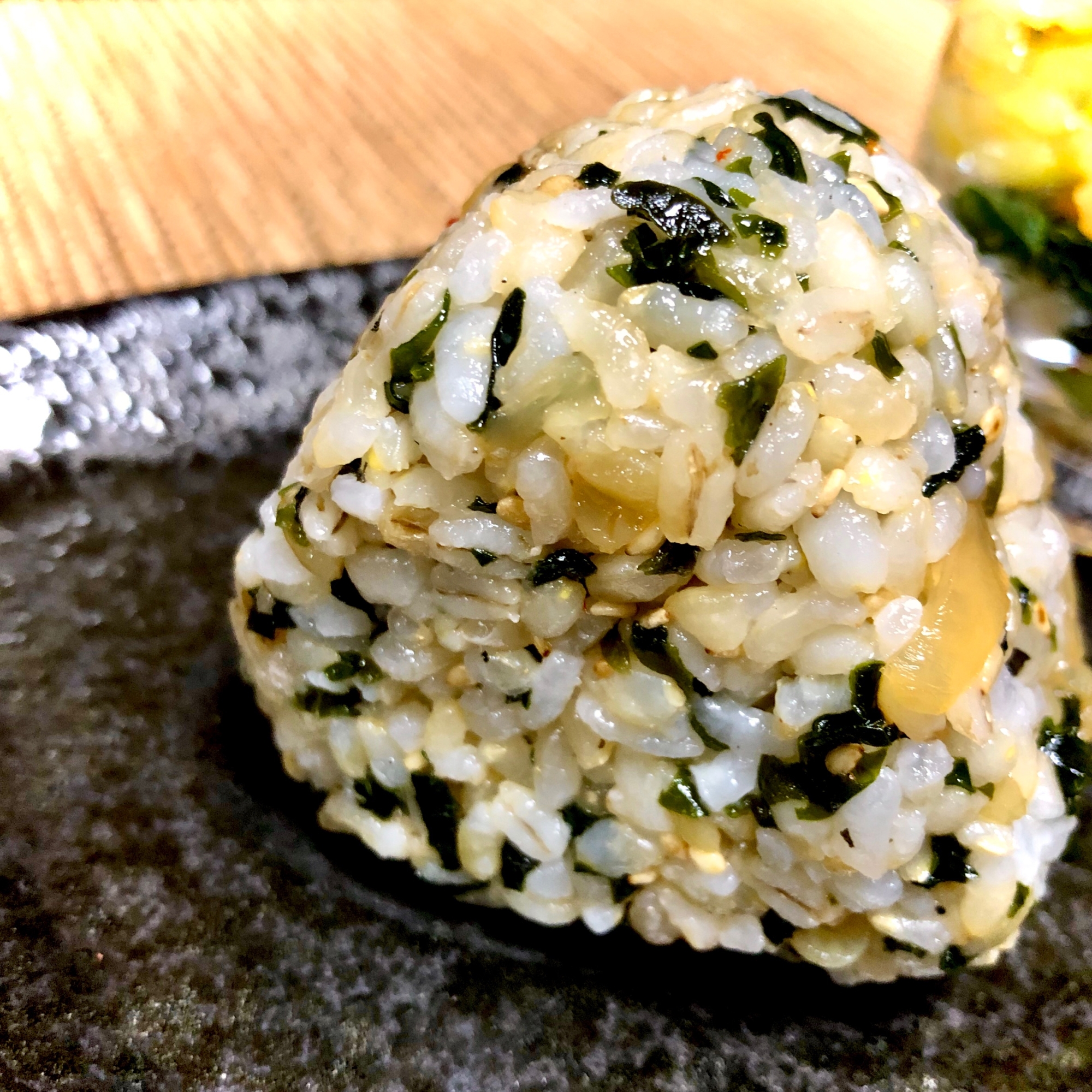 コリコリ食感♪中華クラゲとわかめのおにぎり