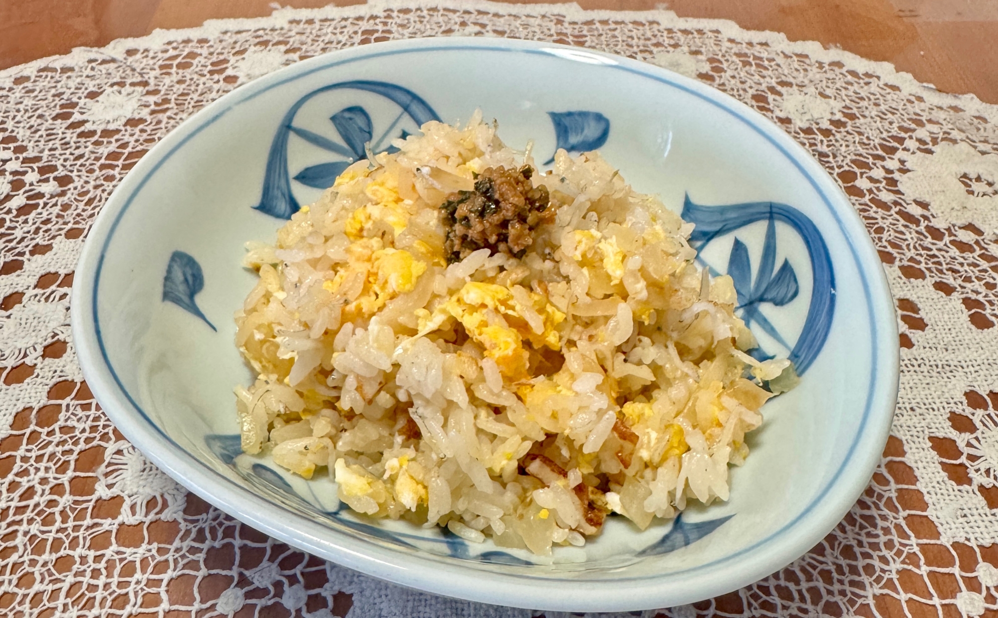 トッピングしたニラ醤油麹を混ぜながら食べる☆炒飯