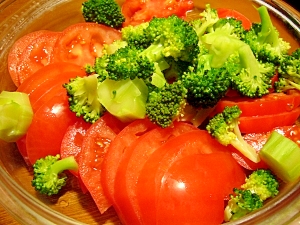 食欲増進★トマトとブロッコリーの鮮やかサラダ