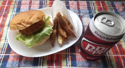 こんばんみ♪メンチカツをサンドしてみました^^ついでにポテトも揚げて！ソーダを添えました♪カラシが合いました！ごちそうさまでした(^○^)