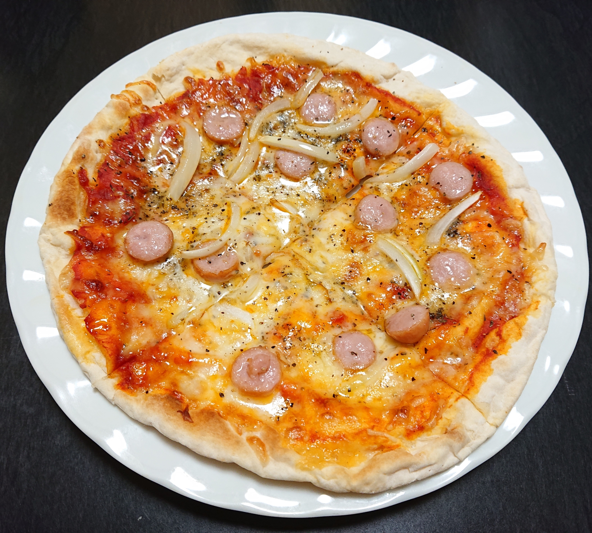 ウインナーが光る雑なハーフアンドハーフピッツァ