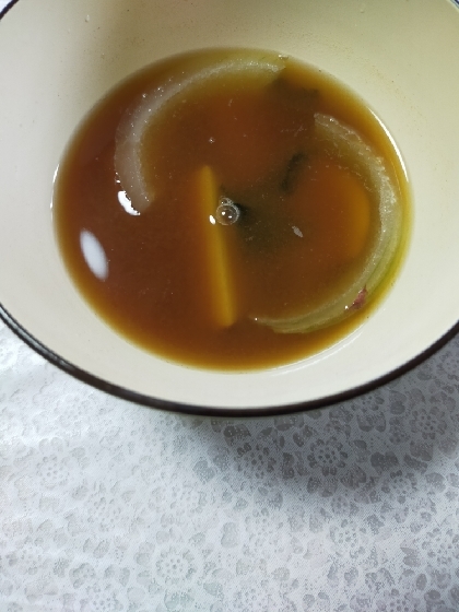 玉ねぎとじゃがいもとわかめの味噌汁