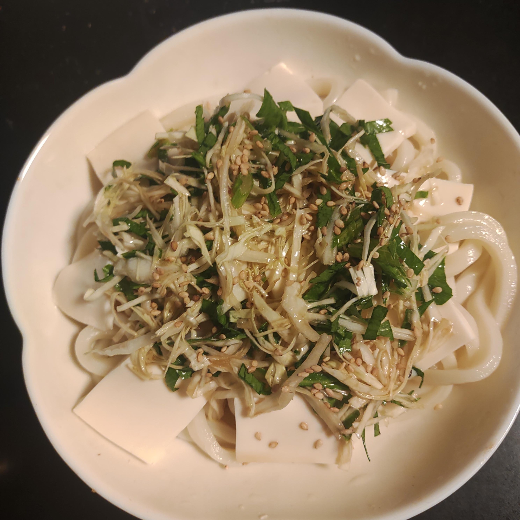キャベツ、セロリ、豆腐、ゴマサラダうどん