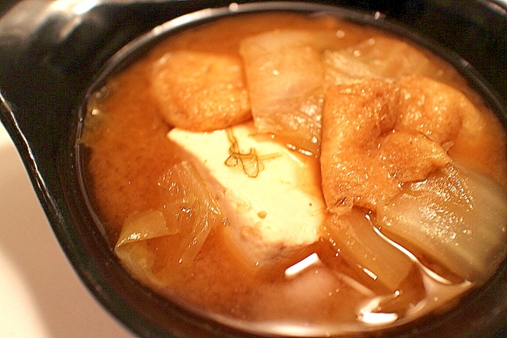 【具だくさん】レンゲで食べるおっきい豆腐のお味噌汁