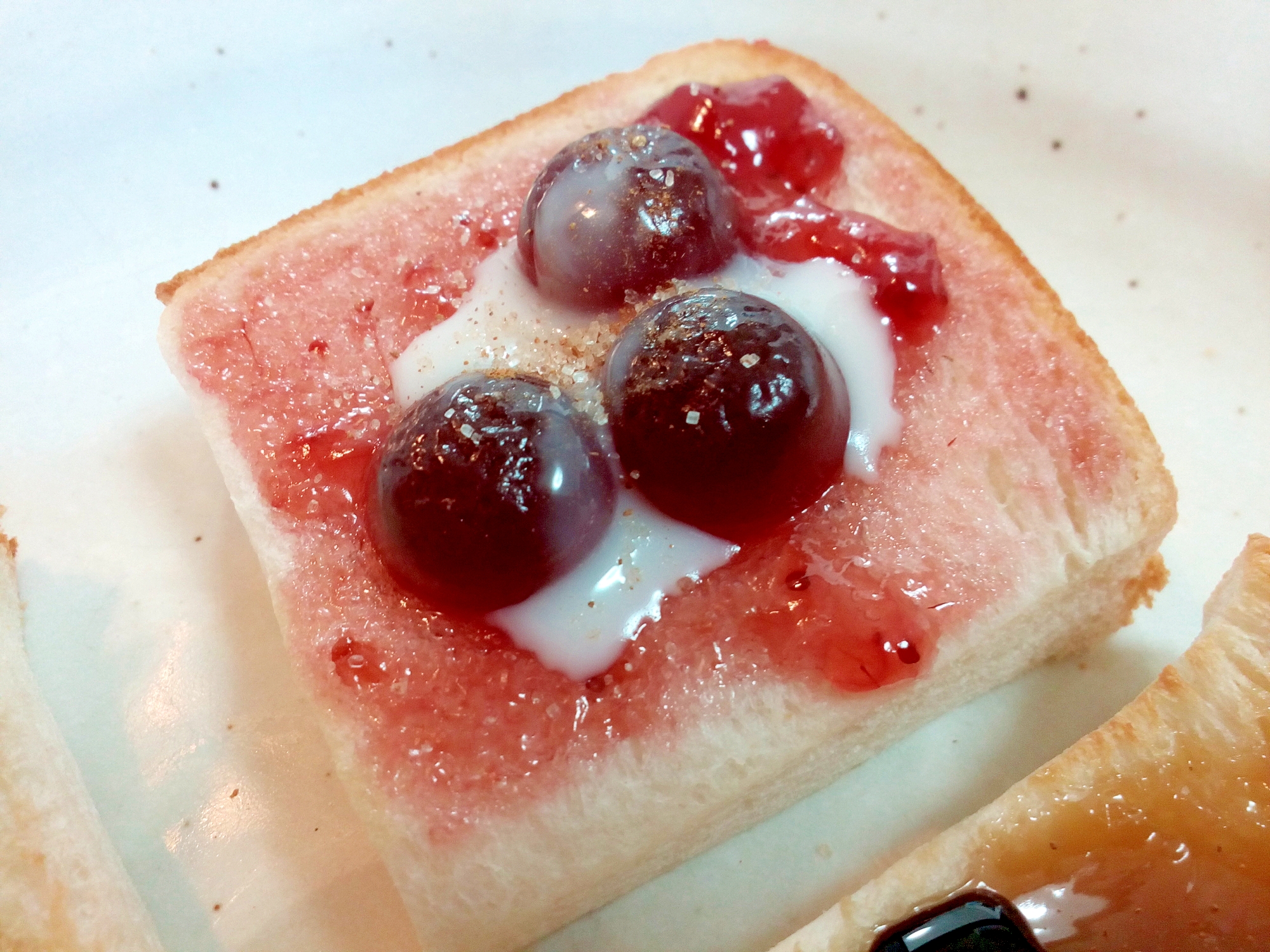 苺ジャムと苺ジャムグミのミニトースト