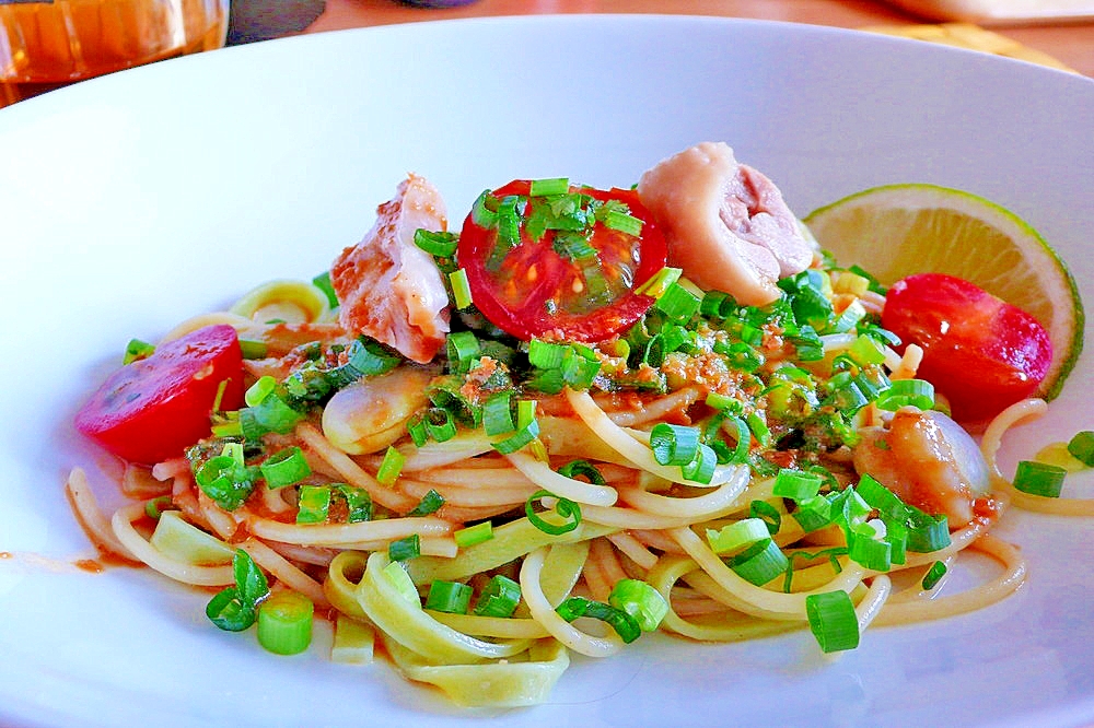 ライムを添えて♪蒸し鶏とそら豆のおろしポン酢パスタ