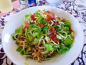 モヤシとパクチーのカリカリベーコンオイルサラダ レシピ 作り方 By ペコ4672 楽天レシピ