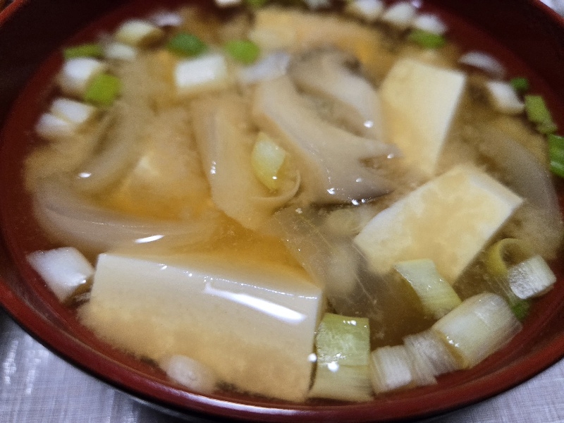豆腐と舞茸とネギのお味噌汁