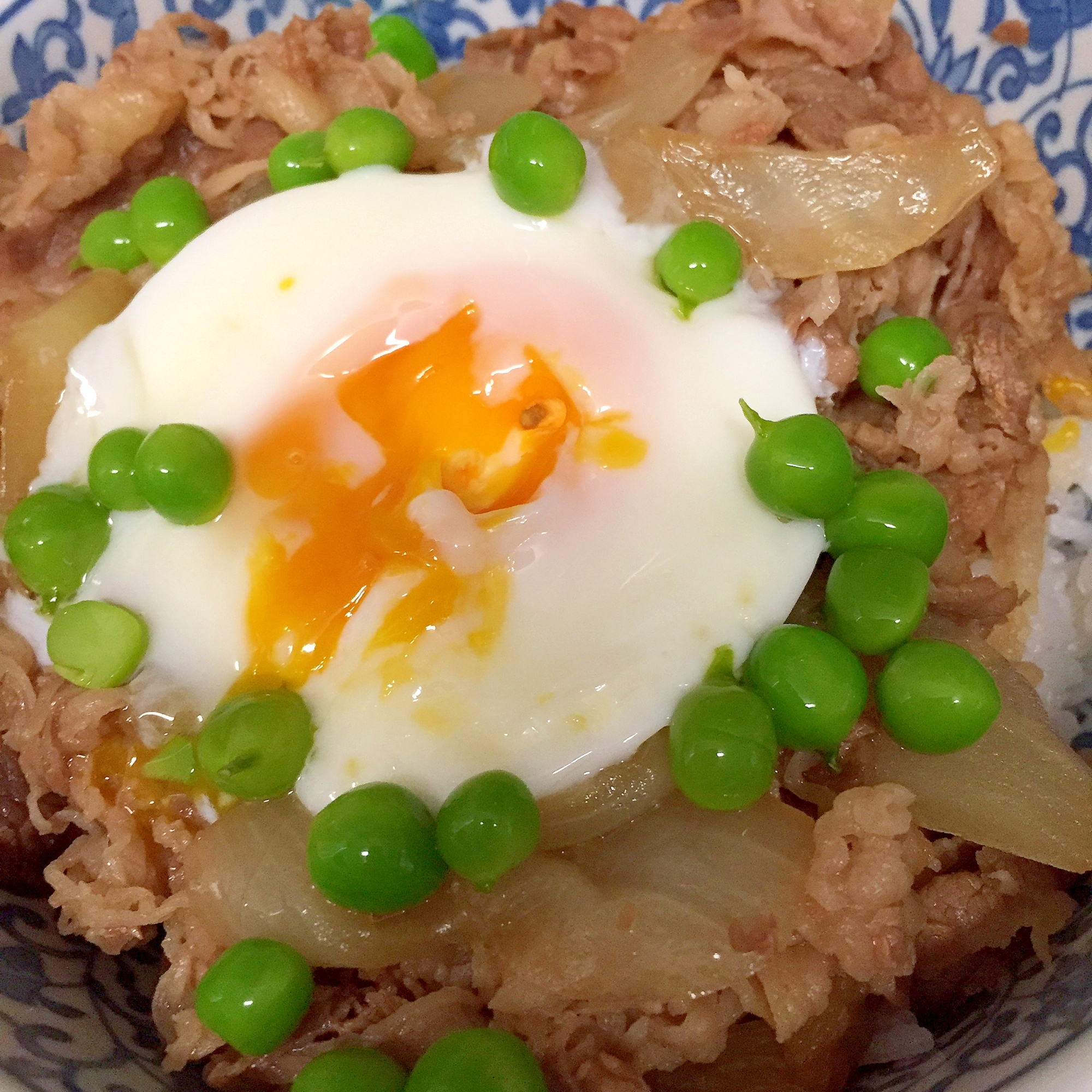 牛丼の半熟卵とグリーンピース☆