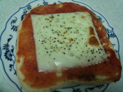 とろけるチーズで(^_^;)
ケチャップにバジルを混ぜてみました～♥ピザ
美味しく頂きました、ごち様<(_ _)>