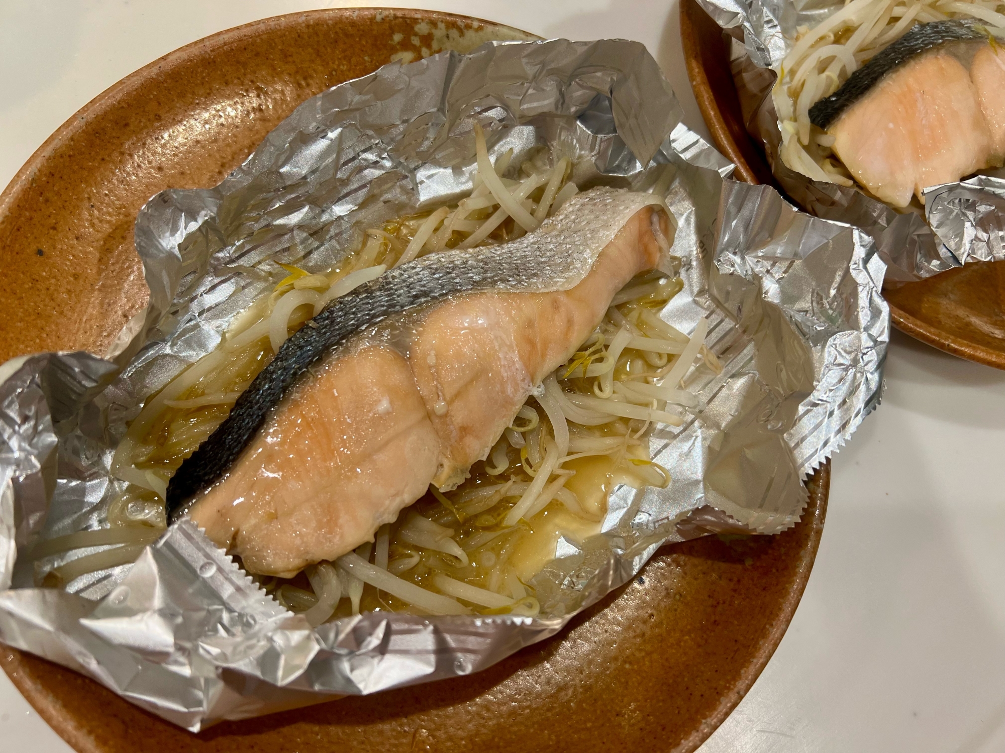 鮭ともやしのホイル焼き(バター醤油味)