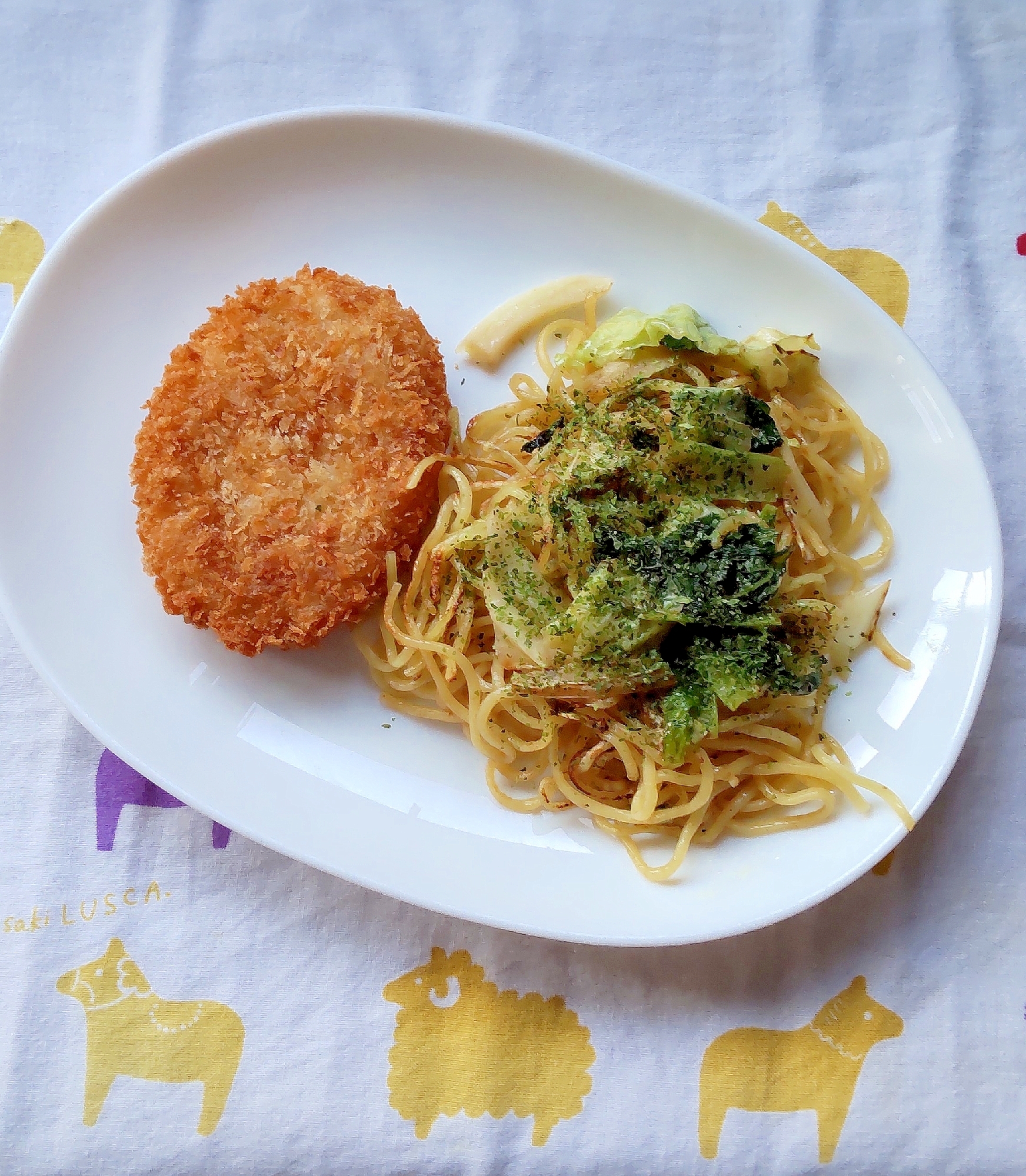 塩焼きそばとコロッケのランチプレート♪