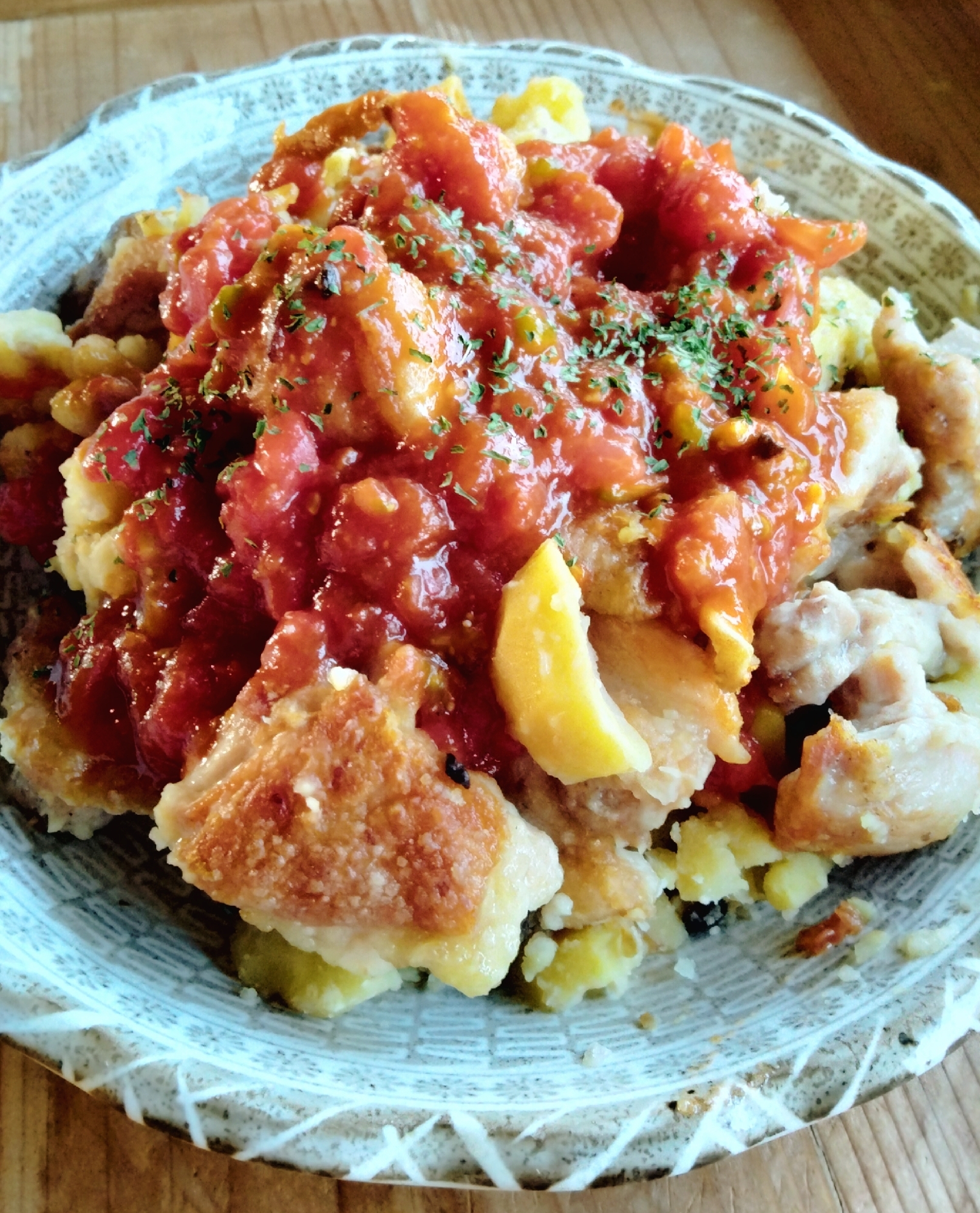 灰色の皿に盛られた栗とチキンソテーのトマトソース添え