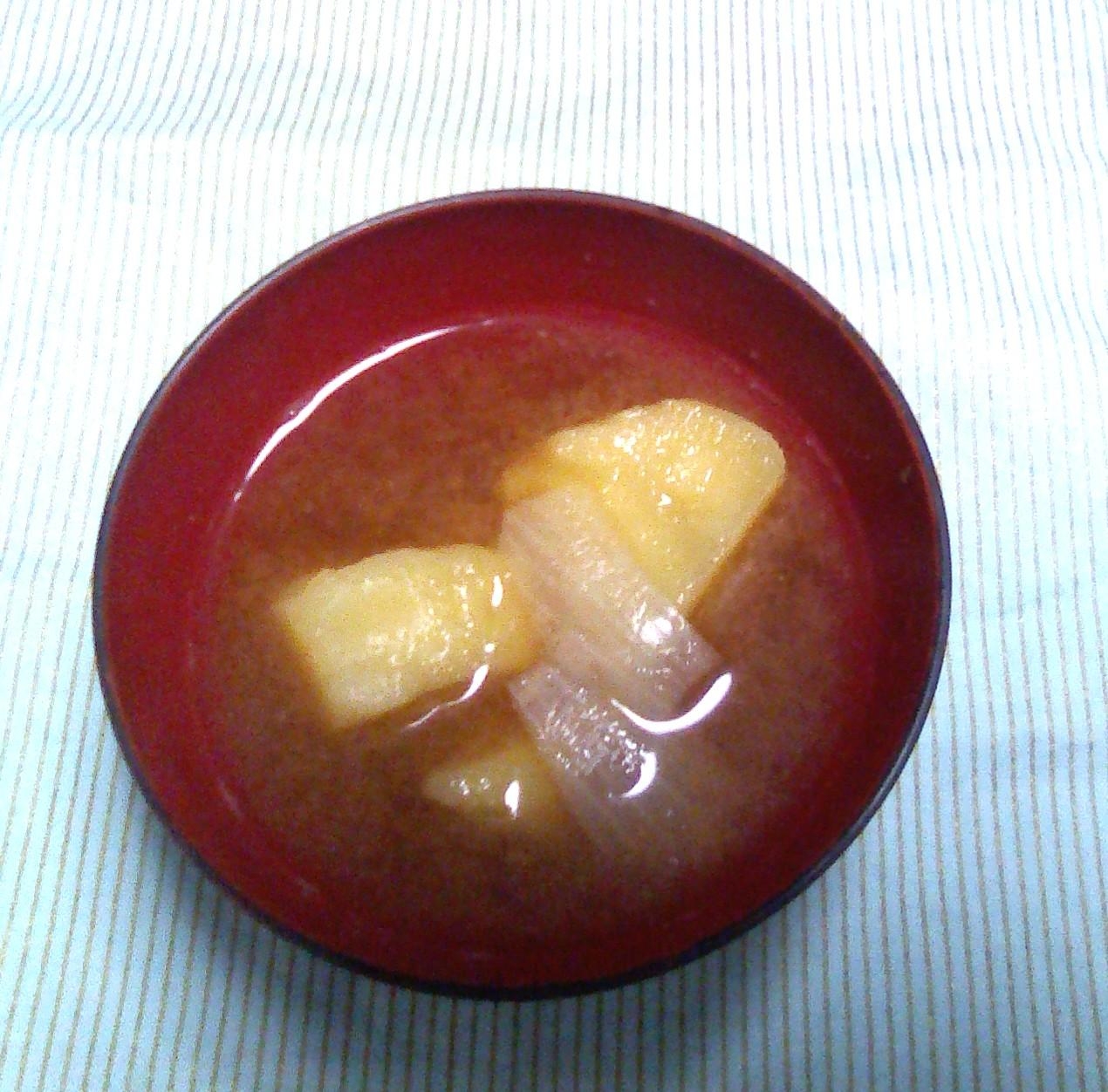じゃがいもと玉ねぎの味噌汁