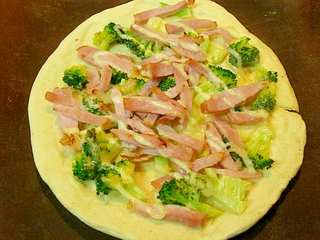 ブロッコリーとハムのからしマヨピザ