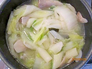 白菜、キノコ、こんぶ、ネギの味噌汁