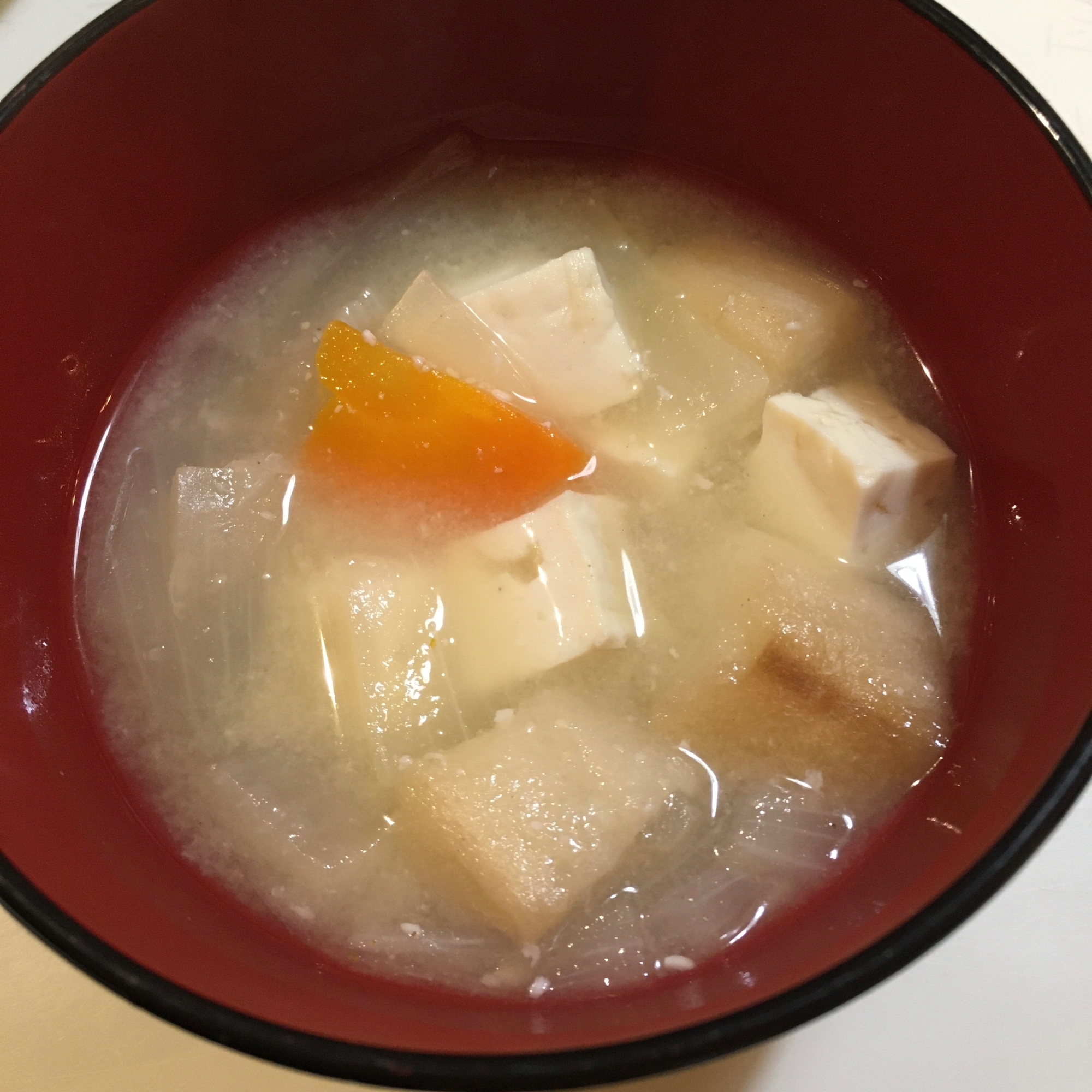 玉ねぎと人参と豆腐とお麩の味噌汁