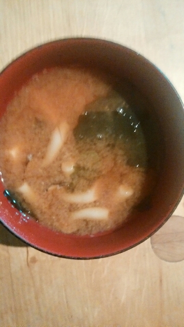ブナシメジとワカメと長芋の味噌汁