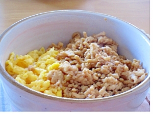 鶏そぼろの２色丼