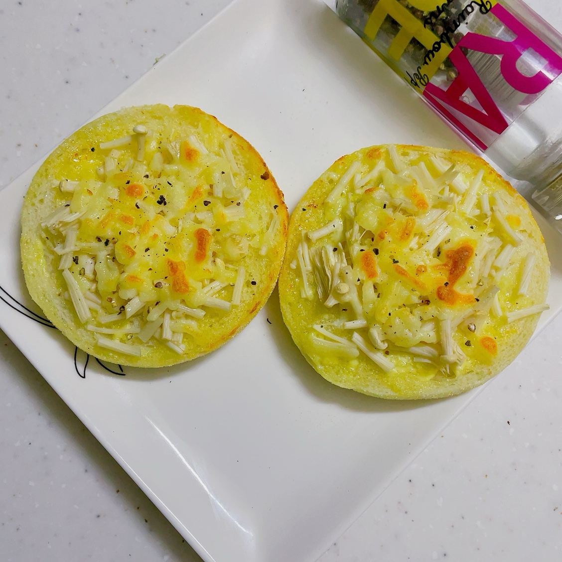 イングリッシュマフィンで、えのきチーズトースト