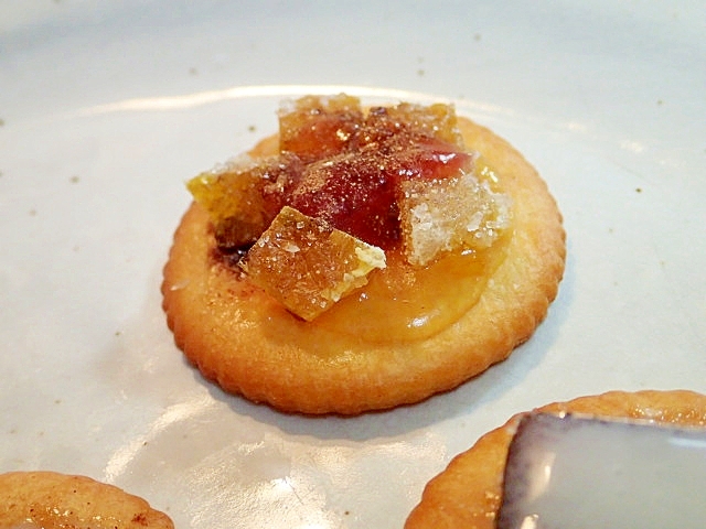 白い皿に盛り付けられたオレンジピールの焼きリッツ