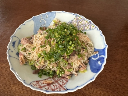 そうめんでもしっかり栄養をと思い参考にさせていただきました。サバ缶とネギたっぷりにして、簡単なのにめちゃうま！！すぐにリピしました！うちも定番になりそうです★