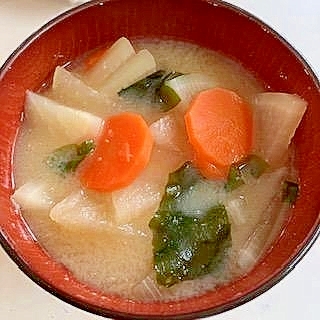 大根・にんじん・わかめの味噌汁