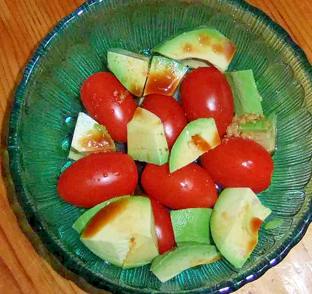 アボカドとフットボールトマトのサラダ