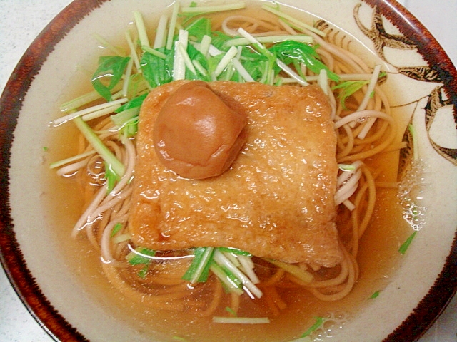 水菜と梅干しのきつね蕎麦