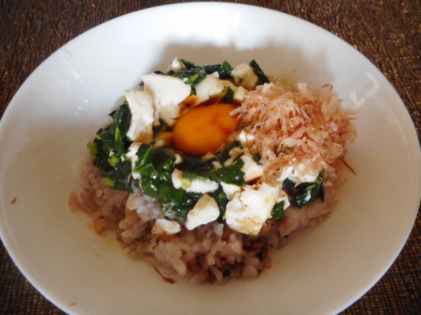 豆腐とモロヘイヤの卵かけご飯