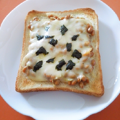 野菜と納豆のチーズトースト