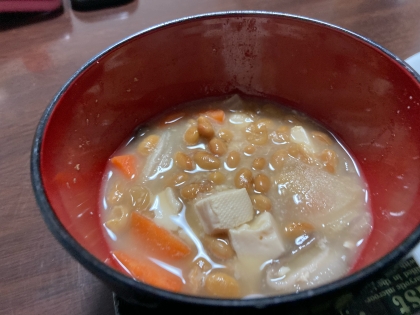 豆腐とレタスの納豆味噌汁