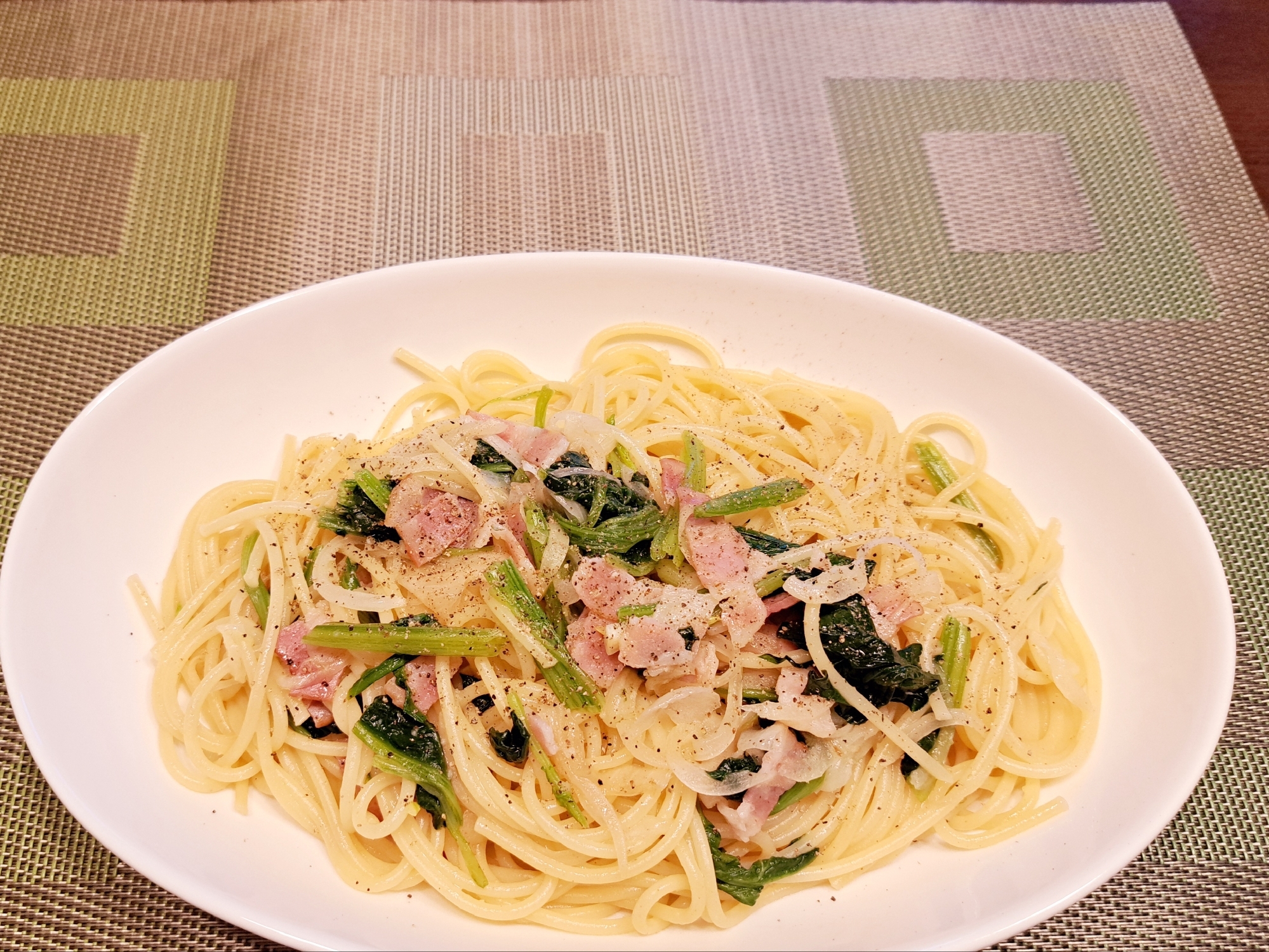 玉ねぎ、ベーコン、ほうれん草の 和風パスタ