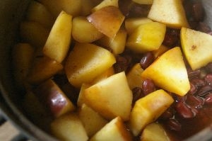 りんごと小豆の煮物