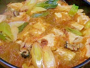 豆腐と韓国春雨を食べるキムチ鍋