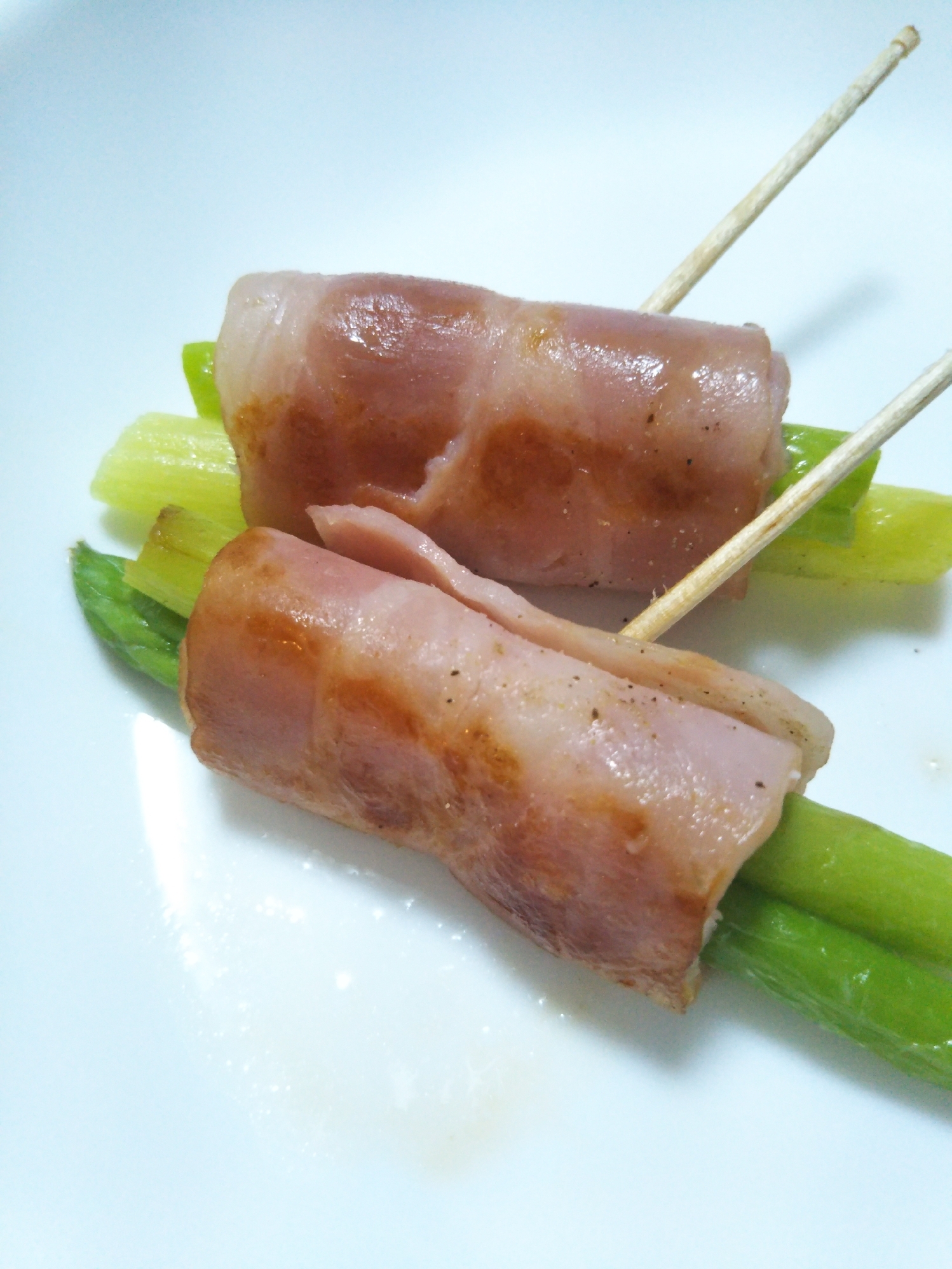 白色の皿に盛られた冷凍アスパラベーコン