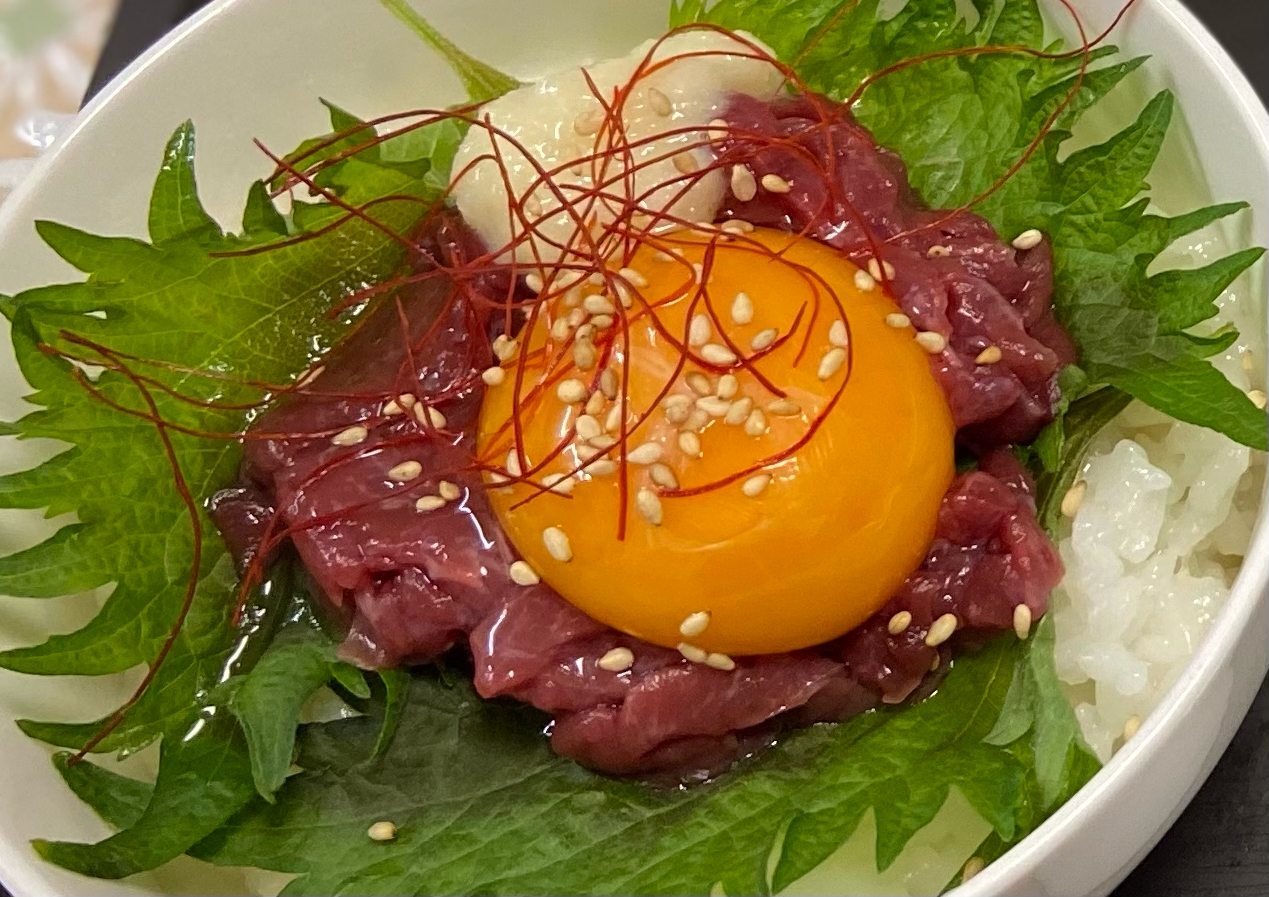 馬肉ユッケ丼