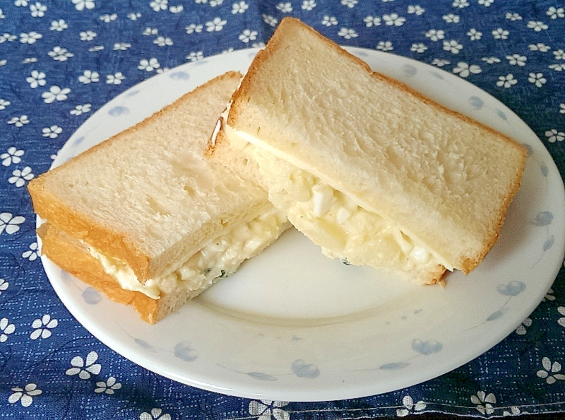 ポテトサラダとチーズのサンドイッチ