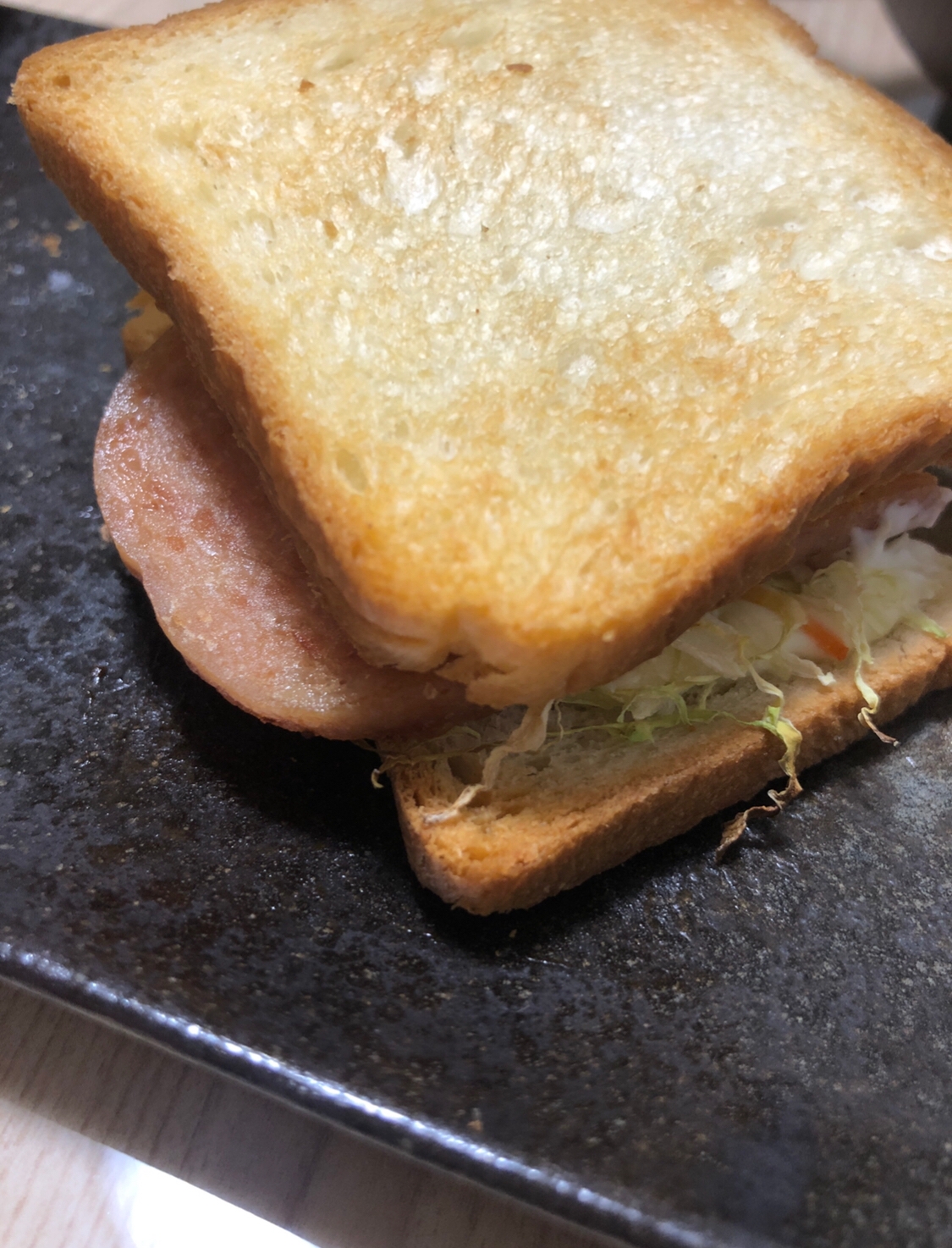 スパムとうずらの目玉焼きとキャベツのホットサンド